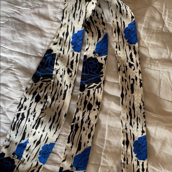 Blue black white floral button down blouse - Picture 6 of 7